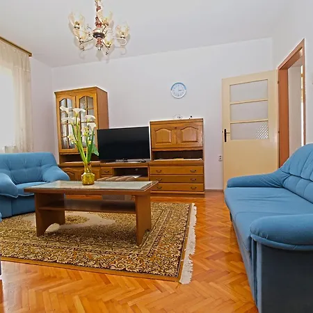 Branko 1348 Apartment